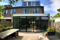 Uitbouw met industriële look kozijn in zwart dakkapel modern model in Trespa® diepte 2,5m en woning-breed