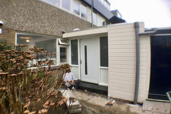 Uitbouwtje tussen woning en een bestaande schuur het toilet is naar deze uitbouw verplaatst de oude hal en toilet is nu bij de kamer getrokken en levert een ruimere woonkamer op