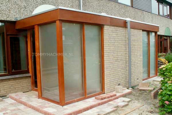 Mooi uitbouwtje in gebeitst hardhout in dit geval samen met buren laten plaatsen aanbouwen aan de voorzijde van een woning niet vergunningsvrij