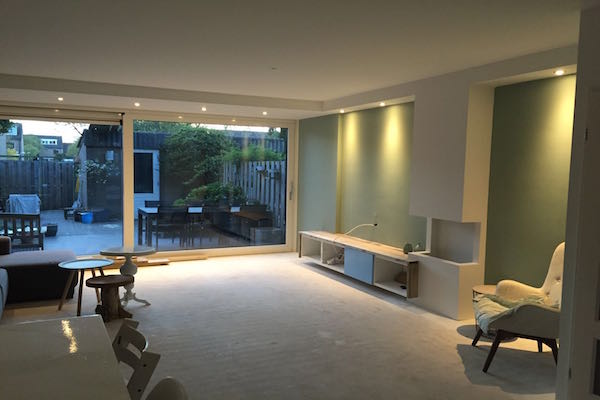 Uitbouw achterzijde woning binnen afgewerkt met een koof met energie zuinige led-spots Ook het liggende meubel van steigerhout en het gashaardje is door ons gemaakt 2-delige aluminium schuifpui