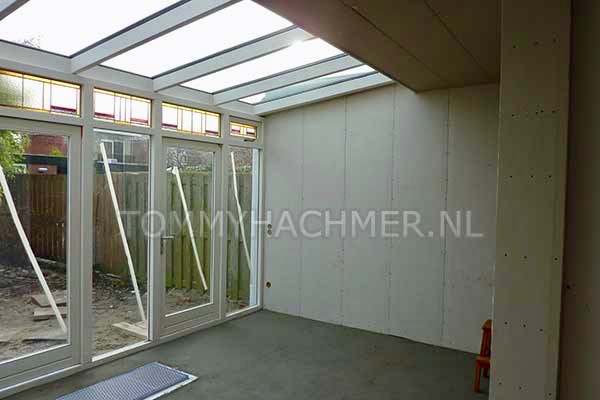 Aanbouw achterzijde van 30er jaren woning Het oude glas in lood is nu geplaatst in het nieuwe isolatie-glas Deze uitbouw bevind zich gedeeltelijk onder een balkon