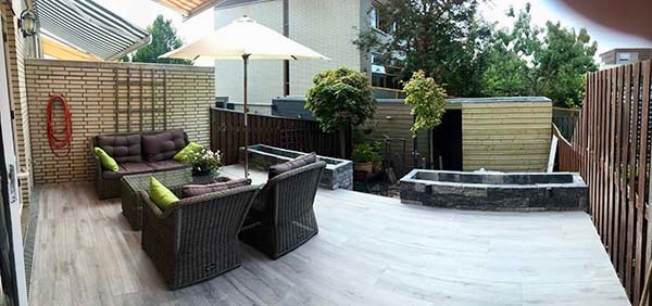 Verhoogd onderheid betonnen tuinterras nu op gelijke hoogte met woonkamervloer je stapt nu vanuit de kamer direkt op een mooi ruim terras voorzien van mooie tegels en 2 plantenbakken