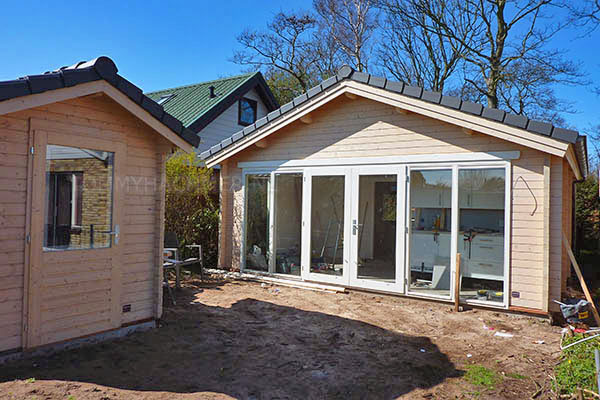 Zweeds houten zomerhuis op gewapende fundering met bijpassende schuur compleet met betegelde vloer met vloerverwarming en keuken