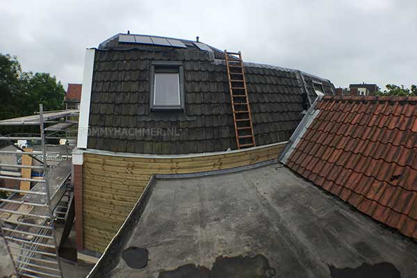 Geen ruimte om te staan onder het oude dak constructie verhoogd en nieuw hoger pannendak aangebracht achtergevel hoger opgemetseld