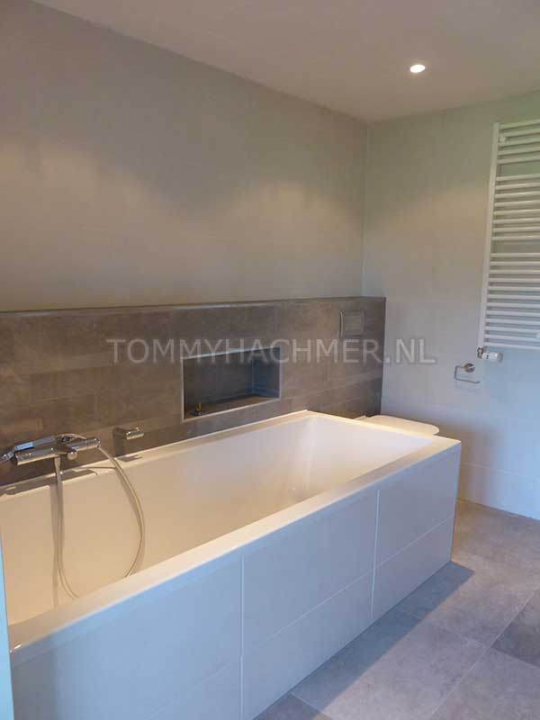 Badkamer met grote witte tegels gecombineerd met fraaie donkere contrast tegels
