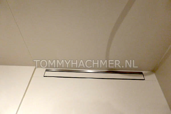 Badkamer met Bijzonder grote tegels 100x100 cm vloer: zelfde tegel kranen mat roestvrij-staal kunststof wastafel op maat gemaakt voor deze badkamer