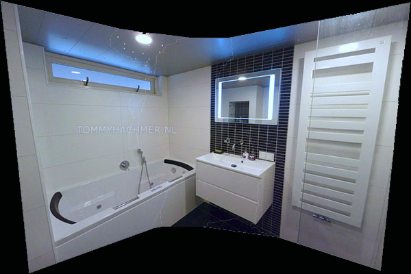 Badkamer met Bad: jacuzzi afwijkende kleur tegels achter de wastafel Plafond: led sterrenhemel