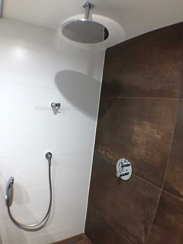 Badkamer met bronskleurige tegels 120x120 cm grote rainshower en inbouw douche kraan dubbele wastafel wasruimte en badkamer tot een ruimte gemaakt, Hommelveld Merenwijk