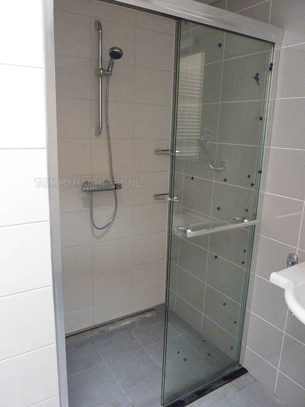 Badkamer met middelgrote tegels in wit en grijs met dubbele porseleinen wastafel zwevend toilet