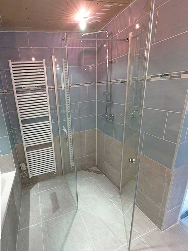 Badkamer met fraaie grijs- blauwe tegel combinatie inloopdouche met hoek-drain vol-glazen douchedeur