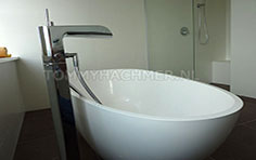 Vrijstaand modern bad Waterval badkraan en wastafel kranen inloopdouche simpele fraaie design radiator