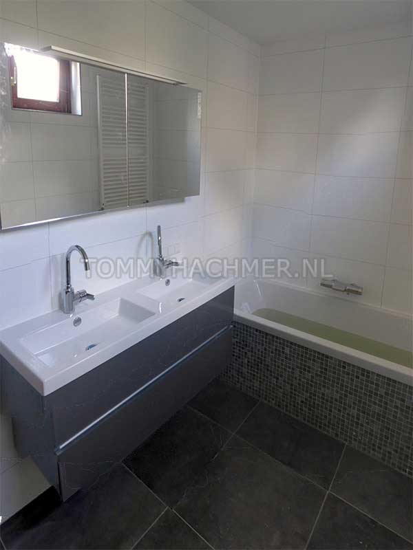 Badkamer met douche WTW (warmte-terugwin-systeem) Kleine mozaïk tegel onder bad douche scheidings-muurtje dubbele wastafel met grote lades