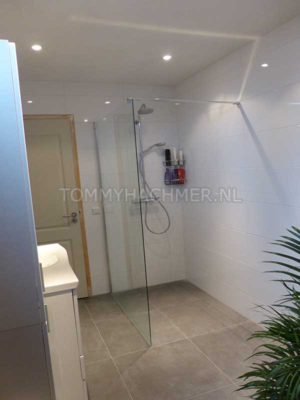 Badkamer met Simpele praktische inloop douche met vol-glazen scherm De badkamer is gemaakt in een vooroorlogse woning De oude vloer-planken zijn verwijderd en vervangen door een dunne betonvloer.