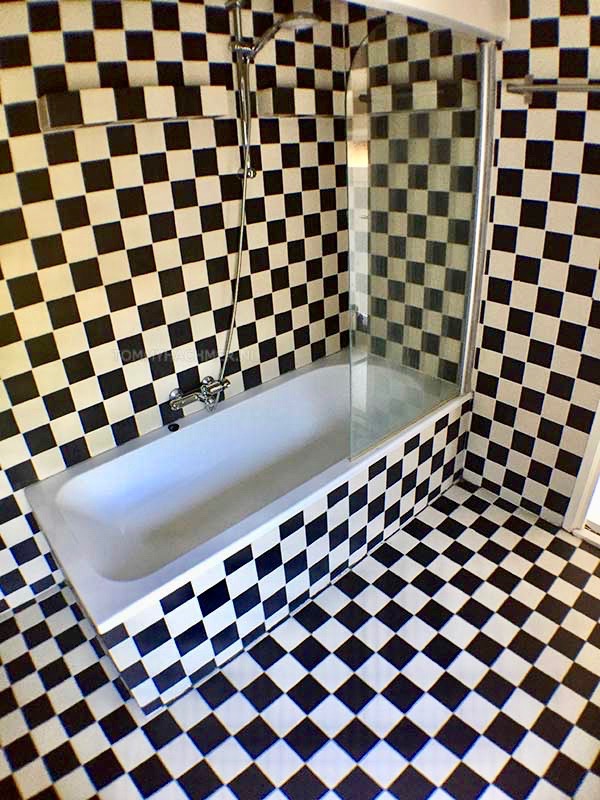 Deze grappige zwart wit badkamer is niet meer. de gehele badkamer is vervangen omdat er op diverse plaatsen een lekkage was de oude houten vloer is nu vervangen door een robuuste lekvrije licht-gewicht beton plaat
