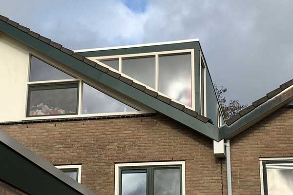 Dakkapel 9 meter over de gehele lengte van de woning kleurechte Trespa® beplating in veel kleuren leverbaar