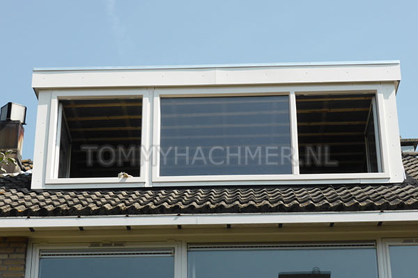 Moderne witte dakkapel met kleine overstek epdm dakbedekking uit een stuk Trespa® beplating