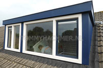 Dakkapel in kleuren-combinatie blauw-wit kleine overstek Trespa® beplating