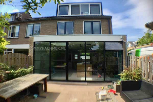 Uitbouw met zwart kozijn in industriele look + dakkapel bekleed met kunststof Trespa®