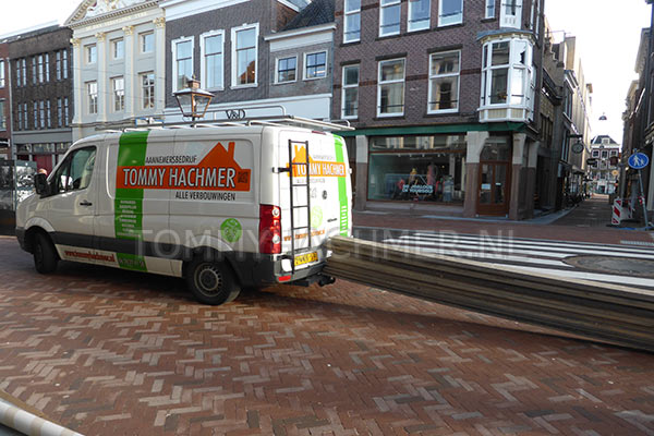 Inrichting winkel met meubilair van steigerhout