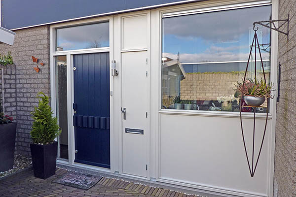Hardhouten pui met voordeur meterkast en keukenraam