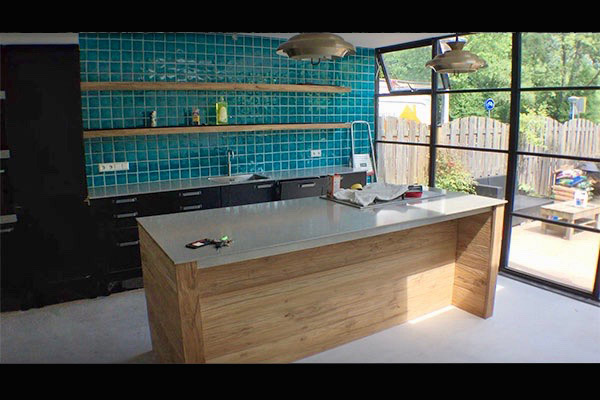 Keuken met kookeiland en turquoise tegels