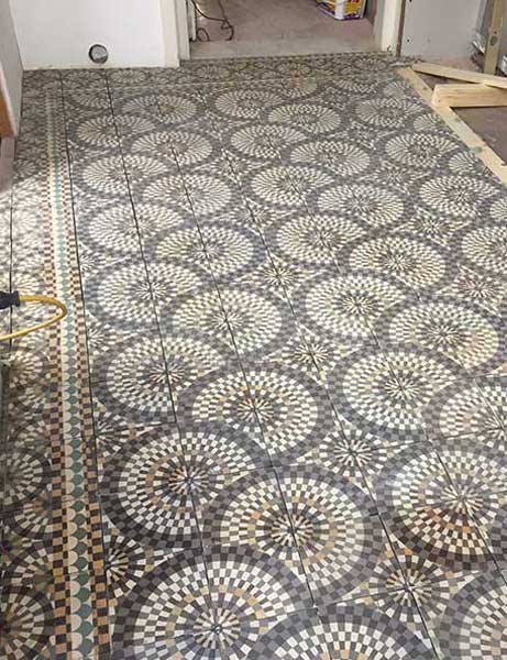 Een mooie vloer van portugese engobe tegels voordat een nieuwe keuken geplaatst werd voorheen een houten vloer nu een stevige lichtgewicht betonvloer