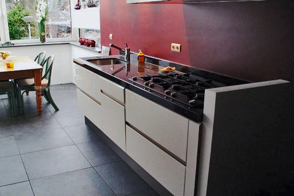 Witte keuken met grote laden en zwart granieten blad: Nu het balkon door ons overkapt is is er ruimte voor een eettafel in de keuken tevens nieuwe tegelvloer met vloerverwarming aan gebracht de balkonoverkapping is in aluminium geleverd