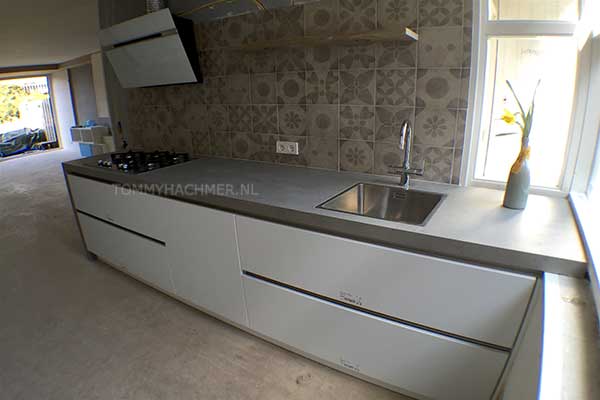 Witte keuken met grote laden en grijs stenen blad: Als onderdeel van een grotere verbouwing leidingen verlegd voor deze keuken tevens de gehele kamer en keukenvloer van vloerverwarmimg voorzien